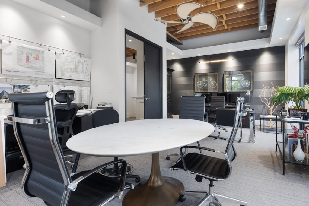 a-room-with-a-table-and-chairs-unxs95cqmdq